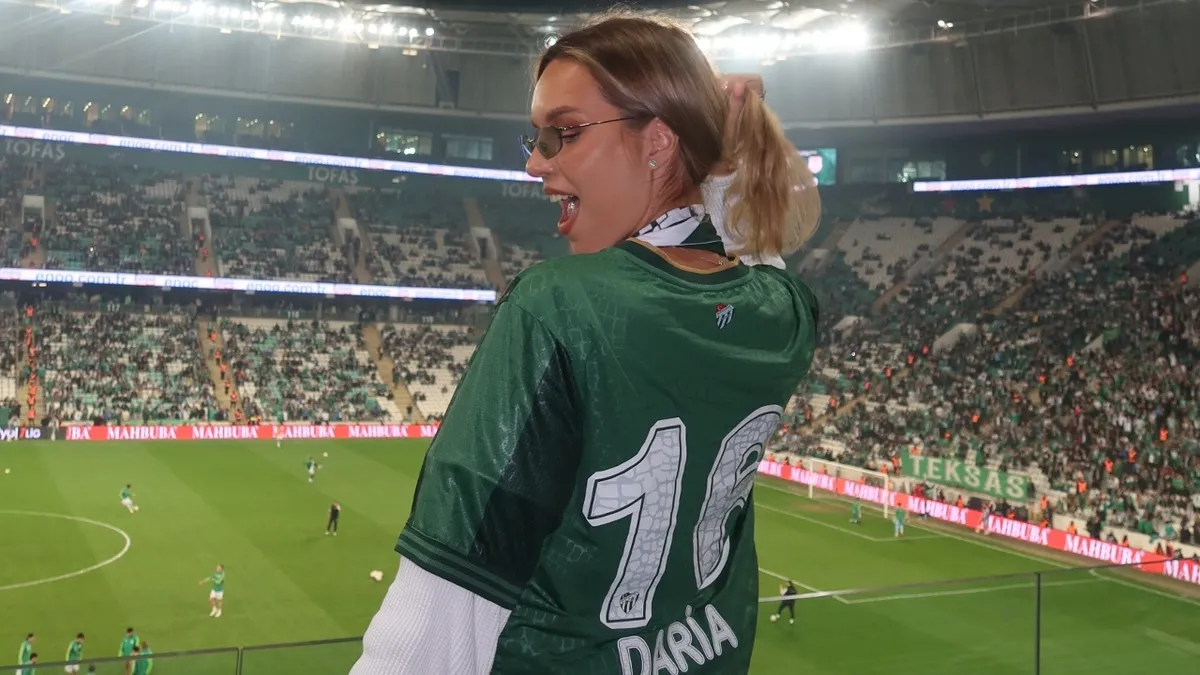 1792527910935.jpg 16 numaralı forması ve yeşil-beyaz atkısıyla tribündeki yerini aldı! DJ Mahmut Orhan ve sevgilisi maç izledi-5