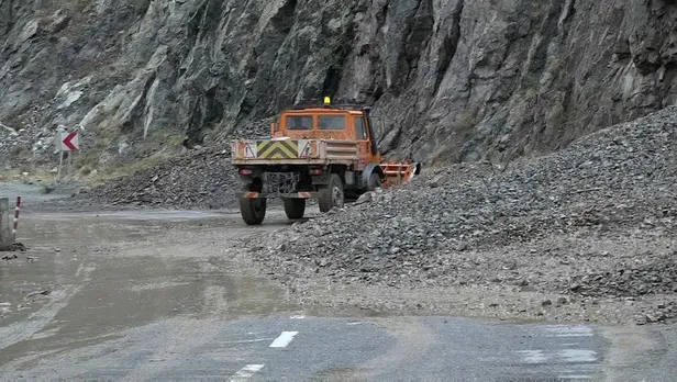 artvin-erzurum-karayolu-iki-farkli-noktada-meydana-gelen-heyelan-nedeniyle-ulasima-kapandi-1628523215386.jpeg Artvin-Erzurum karayolu iki farklı noktada meydana gelen heyelan nedeniyle ulaşıma kapandı-2