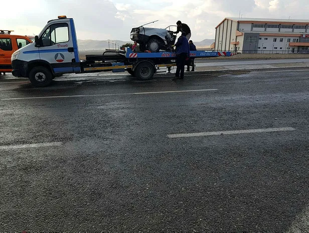 1572357677731.jpg Kayseri'de feci olay! TIR otomobili ikiye böldü-1