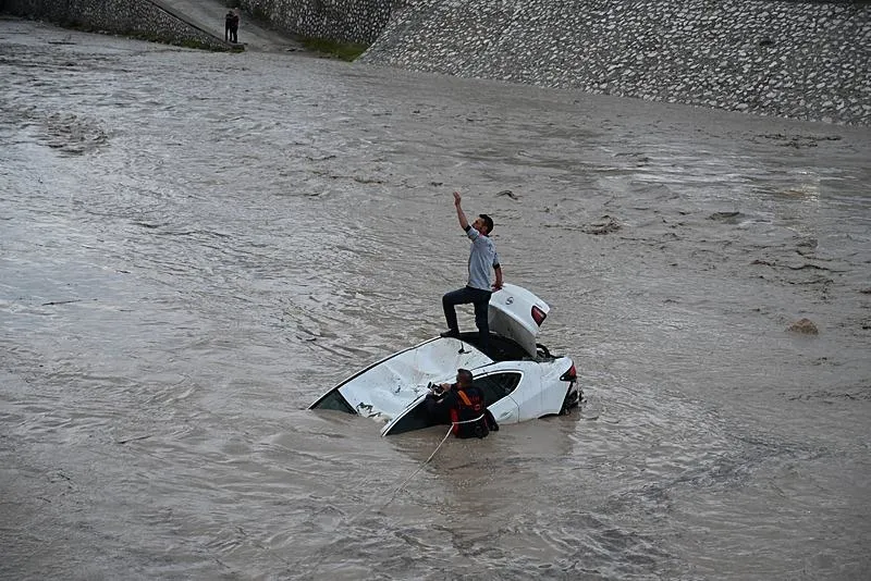 Osmaniye'de sağanak nedeniyle Bülbül Deresi taştı. (AA)