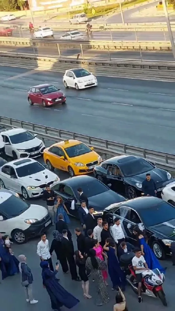 dugun-magandalari-d-100-yolu-kapatip-halaya-durdu-o-anlar-kamerada-1693231351621.jpeg Düğün magandaları D-100 yolu kapatıp halaya durdu! O anlar kamerada-2