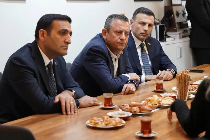 ses-kaydi-bombasi-patlamisti-chpli-beyoglu-belediye-baskani-inan-guney-ifadeye-cagrildu-1742891809257.jpeg Fotoğrafta: İnan Güney, Özgür Özel ve Özgür Çelik