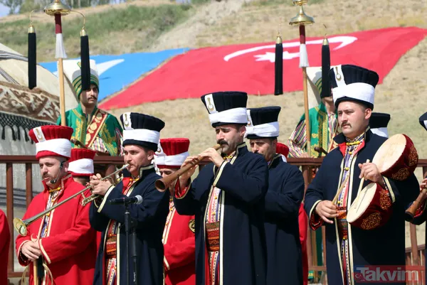 Malazgirt Zaferi'nin 951. yıl dönümünde Ahlat'tan coşku dolu kareler! Başkan Erdoğan ve Devlet Bahçeli Selçuklu mezarını ziyaret etti - 29