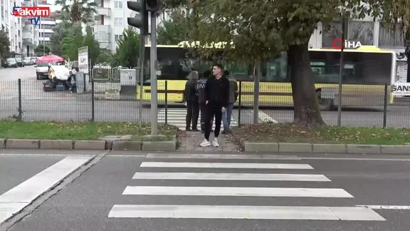 Bursa'da yaya geçidinde dehşet kamerada: Kırmızıda geçen adama çarpan kurye kaçtı