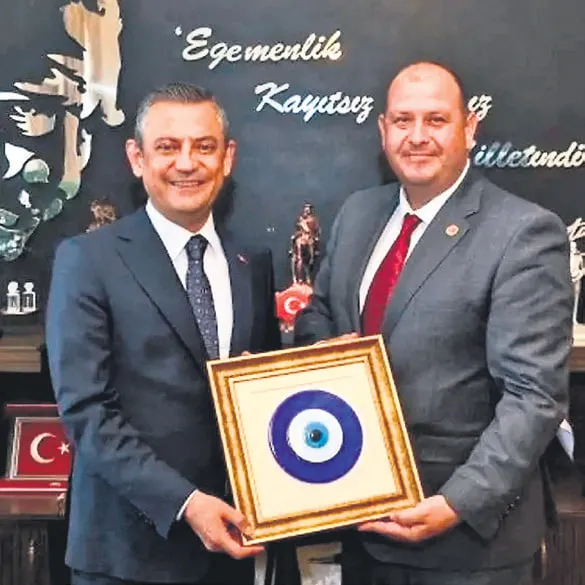 kursuden-cezaevine-ozelin-sectigi-baskanlar-rusvetci-cikti-pavyondan-usulsuzluge-1786236426813.jpg İlkay Çiçek tutuklandı: Özgür Özel'in seçim öncesi söylediği o sözler yeniden gündemde-3
