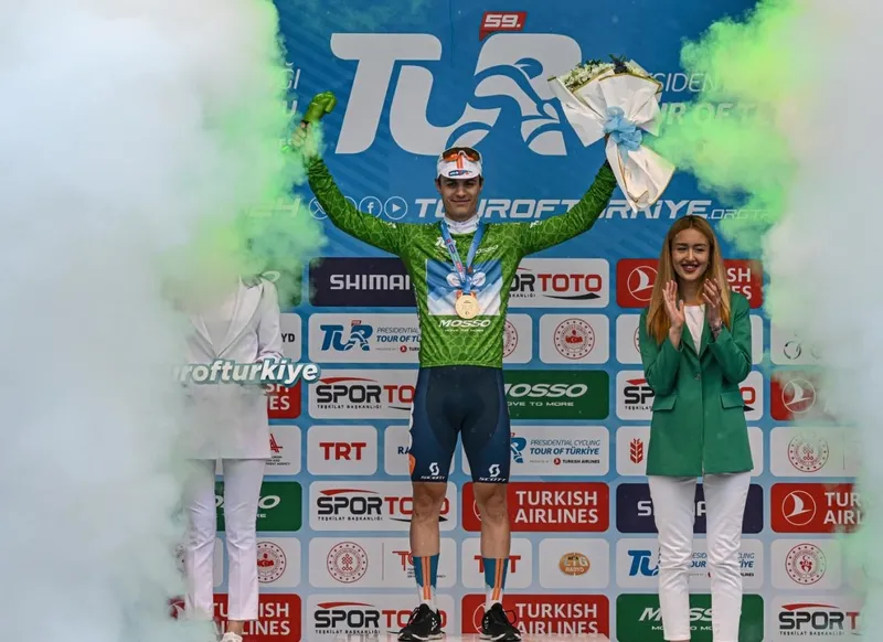 Cumhurbaşkanlığı Bisiklet Turu'nda madalyalar sahiplerini buldu! Bakan Bak bizzat taktı... "Türkiye’nin turizm bölgelerini tanıtıyoruz"-3