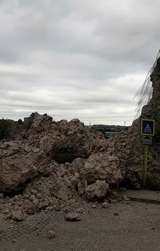 İstanbul'da korkutan olay! Tarihi surlar yıkıldı