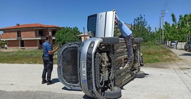 Edirne’de kavşakta kaza yapan araç yan yattı: 1’i çocuk 2 yaralı