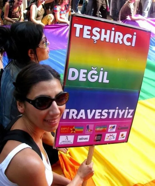 chpli-sisli-belediyesi-calisanindan-cocuklara-lgbt-ve-pkk-propagandasi-1625146977980.jpg