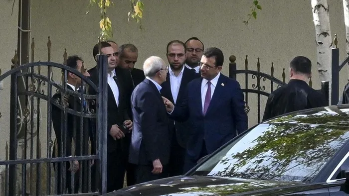 kemal-kilicdaroglu-ozgur-ozele-taktik-verdi-ekrem-imamogluna-onder-sav-tarifesi-mi-ismail-kucukkaya-o-gorusmey-1702977159476.jpeg Kemal Kılıçdaroğlu Özgür Özel'e taktik verdi: Ekrem İmamoğlu'na "Önder Sav" tarifesi mi? İsmail Küçükkaya o görüşmeyi anlattı!-5