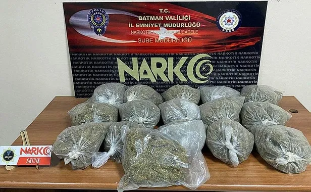 zehir-tacirlerine-narkoguc-operasyonu-90-gozalti-1696056795908.jpeg Zehir tacirlerine "narkogüç" operasyonu: 90 gözaltı-2