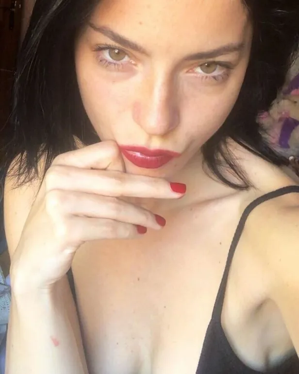 'Tehlike' Merve yarısı olmayan elbisesiyle tezgahta sere serpe! Seksi göbek dansından sonra Merve Boluğur şimdi de...-6