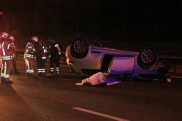 Son dakika: TEM'de feci kaza: Otomobil kamyona çarpıp takla attı: 2 ölü, 1 ağır yaralı-3