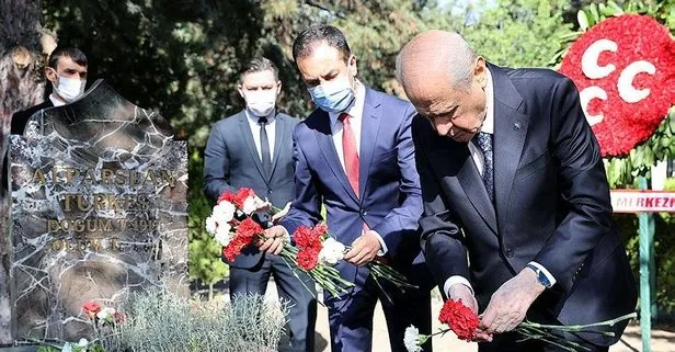 SON DAKİKA: MHP Genel Başkanı Devlet Bahçeli’den Alparslan Türkeş’in kabrine anlamlı ziyaret