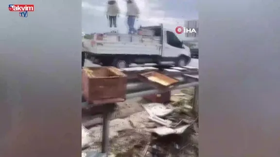 Mersin'de arı kamyonu devrildi! 3 yaralı