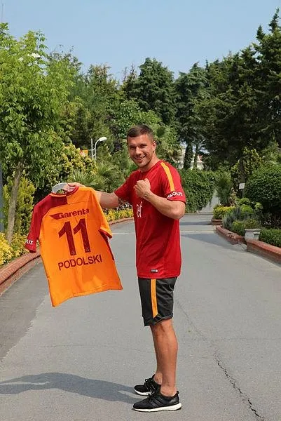 transfer-haberleri-antalyaspor-galatasarayin-eski-yildizi-podolskiyi-bitiriyor-1579206236773.jpeg Transfer haberleri | Antalyaspor, Galatasaray'ın eski yıldızı Podolski'yi bitiriyor!-4