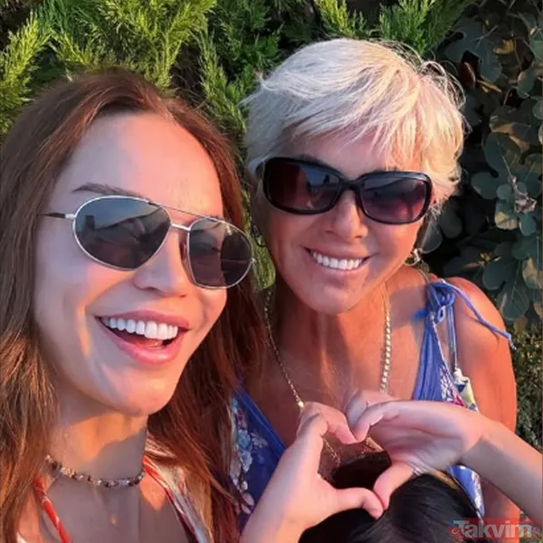 Ebru Şallı Ve Annesi