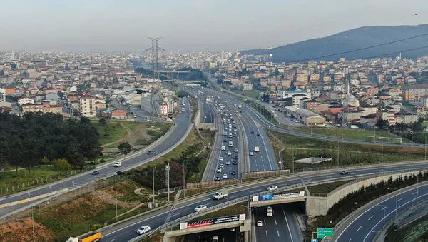 1619587487032.jpg Tam kapanma öncesi İstanbul'dan kaçış başladı! Trafik kilitlendi-3