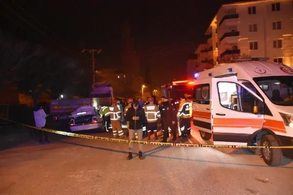 Gece yarısı korkunç son! Kırıkkale'de otomobil park halindeki TIR'a çarptı: 1 ölü-3