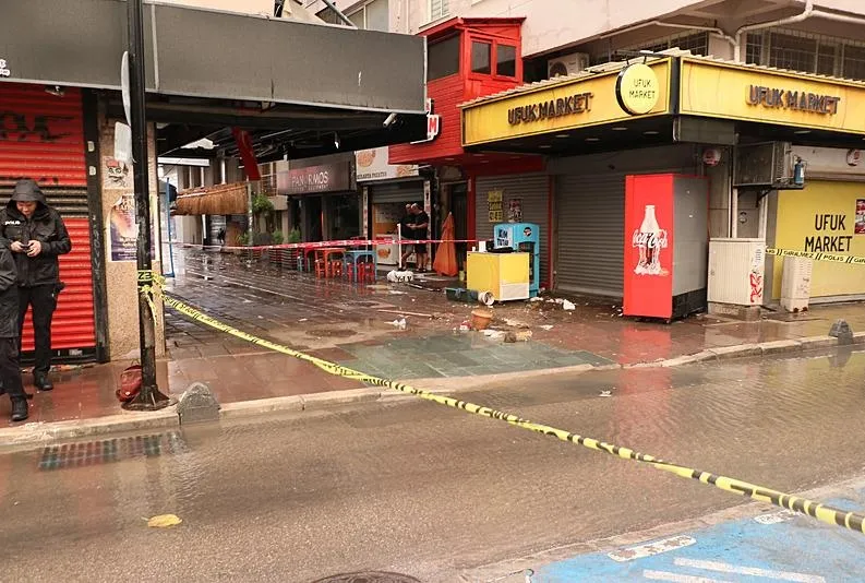 İzmir’de kent merkezi sularla doldu