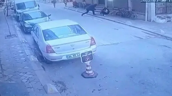 1649062016789.jpg İstanbul'da sokak ortasında kız kardeşine dehşeti yaşattı! Üstünde sopayı kırdı bayıltana kadar dövdü-3