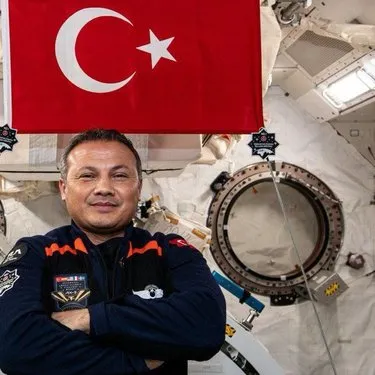 İlk Türk astronot Alper Gezeravcı’nın eve dönüş yolcuğu başladı! Gözler o saate çevrildi! Yer yüzüne ne zaman inecek?