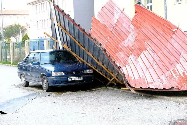 erzincanda-firtina-minare-devrildi-catilar-hasar-gordu-1680068806398.jpeg Erzincan'da fırtına! Minare devrildi çatılar hasar gördü-3