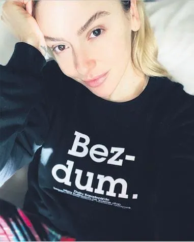 Hadise, sıkıldığını üzerinde ‘Bezdum’ yazan kıyafetiyle dile getirdi-1