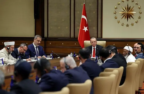 baskan-recep-tayyip-erdogandan-kritik-kabuller-cezayir-disisleri-bakani-ahmed-attaf-ve-abd-musluman-organizasy-1694030754614.jpeg Başkan Erdoğan, ABD Müslüman Organizasyonları Konseyi'ni Cumhurbaşkanlığı Külliyesi'nde kabul etti-6