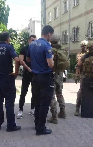 Avcılar’da hareketli anlar: Annesi ve kız kardeşini rehin aldı