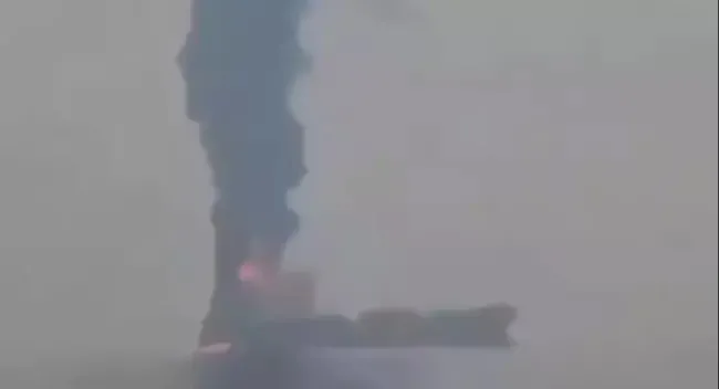 İran’dan peş peşe saldırı: Önce tanker vuruldu sonra ABD uçak gemisi hedef alındı-2