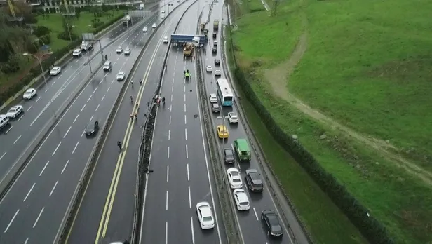 Küçükçekmece'de feci kaza! TIR metrobüs bariyerlerine daldı: D-100 kapandı-2