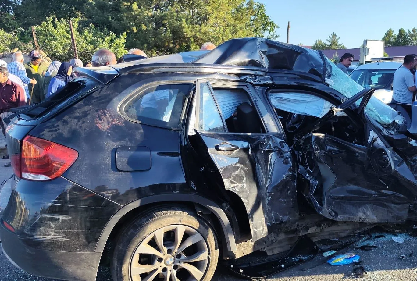 Sivas’ta cip ile tır çarpıştı!