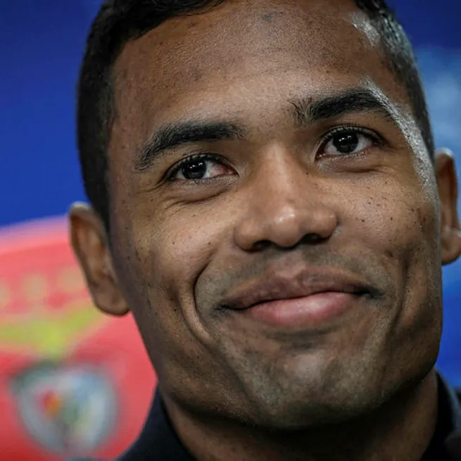 Son dakika Galatasaray haberleri... Aslandan Fenere dev çalım! Alex Sandro transferi yakın