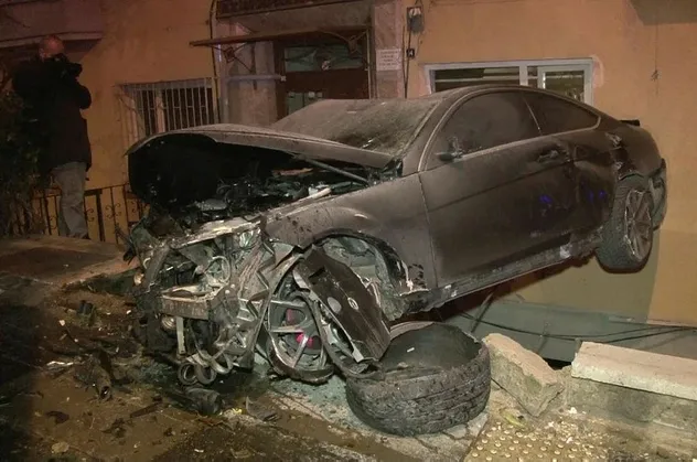 Ankara'da kaza yapan otomobil bina boşluğunda asılı kaldı