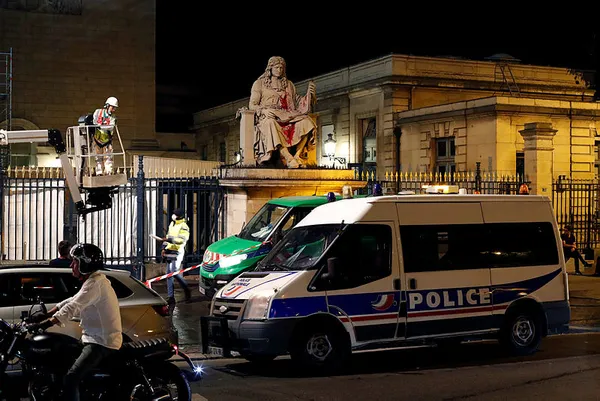 fransa-kirli-tarihiyle-yuzlesiyor-fransa-krali-xiv-louis-doneminde-koleligi-yasalastiran-siyasetci-colbertin-heykeline-saldirildi-1592983357845.jpg Fransa kirli tarihiyle yüzleşiyor! Fransız Kral XIV. Louis döneminde köleliği yasalaştıran siyasetçi Colbert'in heykeline saldırıldı-1