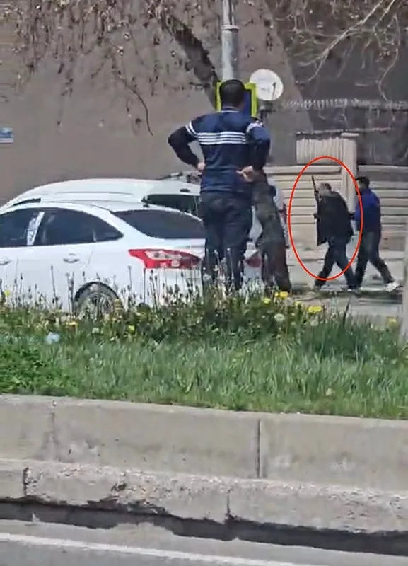 diyarbakirda-santiyeye-silahli-baskin-insaat-iscisi-agir-yaralandi-1776258089537.jpeg Diyarbakır'da şantiyeye silahlı baskın: İnşaat işçisi ağır yaralandı-2