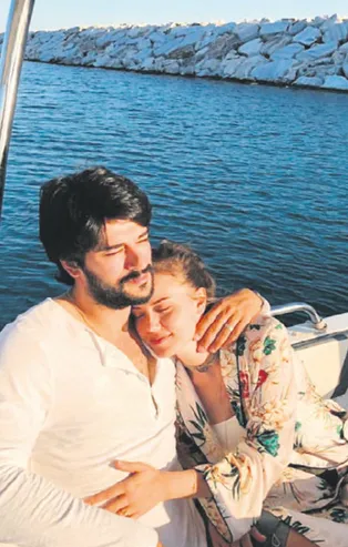 Diriliş Osman'ın yıldızı Burak Özçivit eşi Fahriye Evcen ve oğlu Karan'la Bodrum'da stres attı