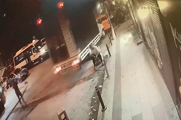 El freni çekilmeyen kamyonet dehşet saçtı! Ortalık savaş alanına döndü! Yer: Bayrampaşa