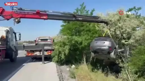 Afyonkarahisar'da otomobil ağaçlık alana uçtu: Biri çocuk 3 yaralı