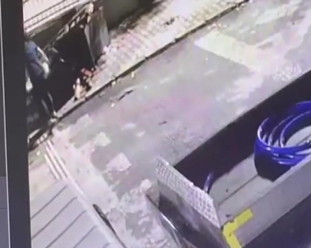 Komşular sesi duyunca kan donduran gerçek ortaya çıktı: Yeni doğan bebeğini çöpe attı! O anlar kamerada-4