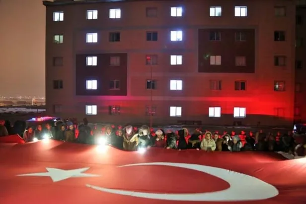 Muş'ta üniversite öğrencilerinden Bahar Kalkanı Harekatı'nda görev alan Mehmetçiğe bayrak ve ışıklı destek-2