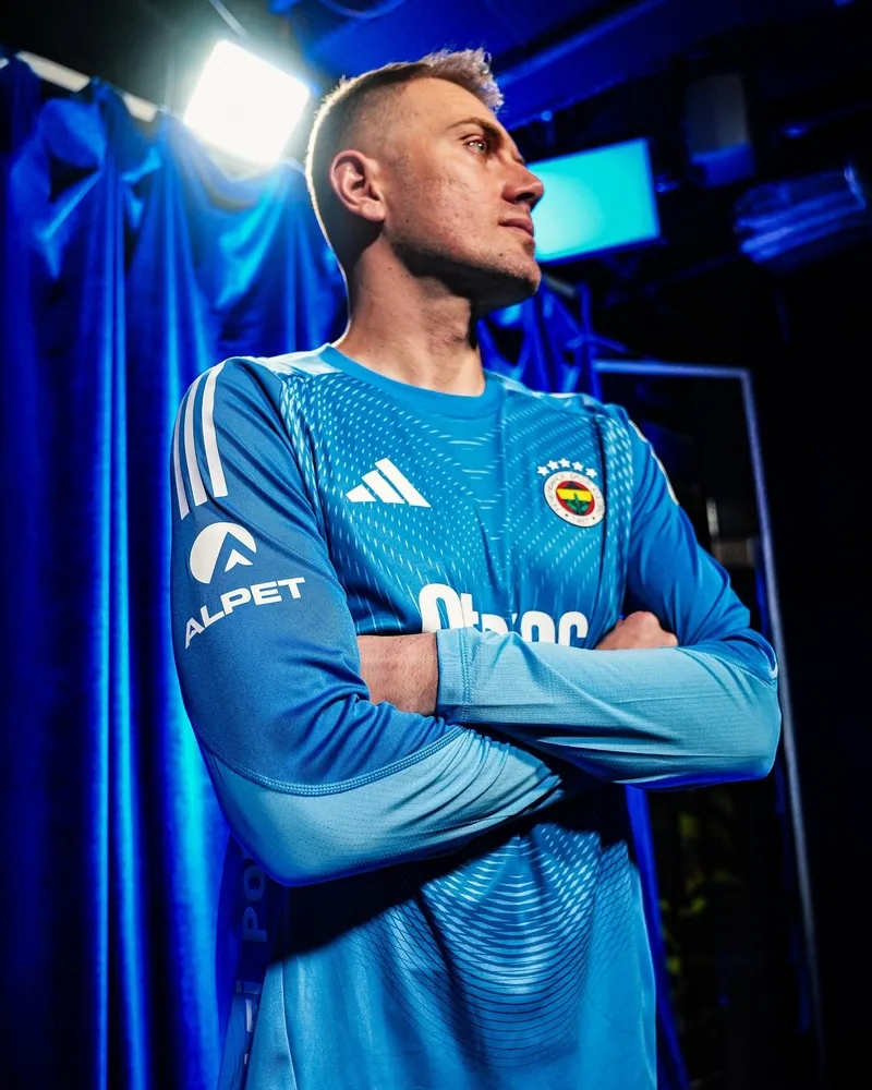 mert-gunok-besiktastan-sonra-fenerbahce-formasini-giydi-transferi-resmen-aciklandi-1767886330381.jpeg 2.5 yıllık imzayı attı formayı giydi! Mert Günok yeniden Fenerbahçe'de-3