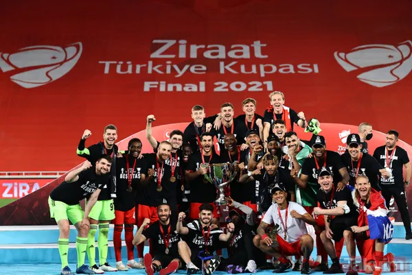 Ziraat Türkiye Kupası'nı kazanan Beşiktaş kupayı kaldırdı! İşte kutlamalardan kareler... - 22