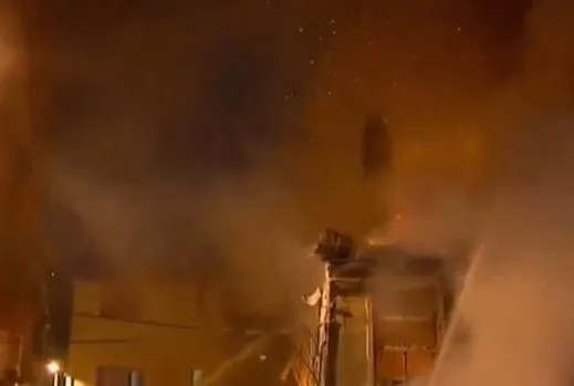 Beyoğlu’nda 2 katlı binada yangın!