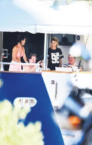 Kendisinden 60 yaş küçük sevgilisi Eda Cideli ile görüntülenen Kemal Gülman’a tepki yağdı!