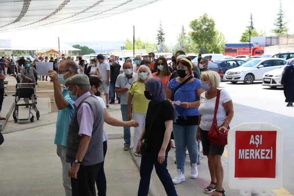 bakan-kocanin-cagrisi-karsilik-buldu-eskisehirde-hatirlatma-dozu-kuyrugu-1657543145502.jpg Bakan Koca’nın çağrısı karşılık buldu: Eskişehir'de 'hatırlatma dozu' kuyruğu-2