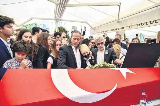 Türk sinemasının büyük efsanesi Cüneyt Arkın, gözyaşlarıyla toprağa verildi-4