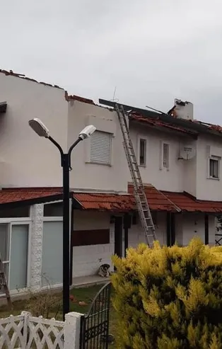 Son dakika: İzmir Çeşme'de hortum paniği: Evlerin çatılarında hasar oluştu