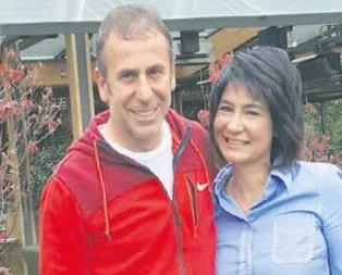 Kurduğu cümlelere kravat takan adam